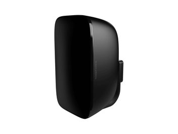 Sort Bowers & Wilkins AM1 udendørshøjttaler, set fra højre forfra i trekvart vinkel, mat sort plastkabinet med afrundede kanter, front beskyttet af perforeret metalgitter, diskret monteringsbeslag bagpå