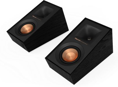 Deux enceintes Klipsch R-40SA noires, vues de face et de trois-quarts arrière, avec haut-parleur cuivre apparent