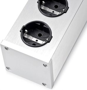 Multiprise Inakustik AC-3200 Filter Digital SCHUKO i børstet sølvfarvet aluminium, to synlige sorte runde Schuko-stik, let skråt perspektiv fra oven