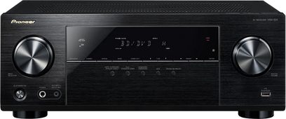 Pioneer VSX-531 sort hjemmebiografsforstærker, set forfra, sort front med blå skærm, knapper og stik på fronten