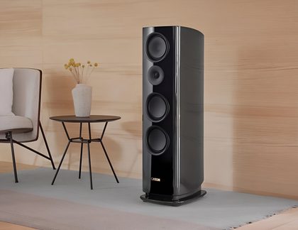 Altavoz de columna hi-fi Canton negro lacado, con cuatro altavoces, sobre alfombra en salón moderno