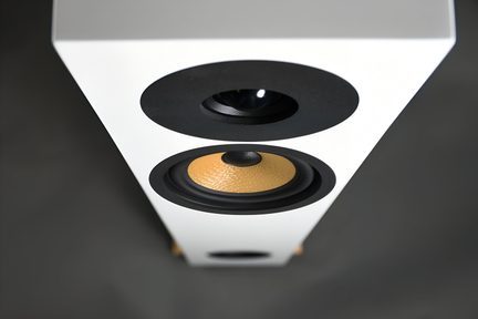 Lineær hvid loftslampe med sorte indbyggede spots og gylden reflektor, set nedefra