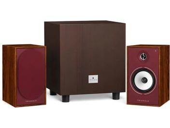 Regálové reproduktory a subwoofer Triangle v provedení z ořechového dřeva a s vínově červenou přední stranou, pohled zepředu