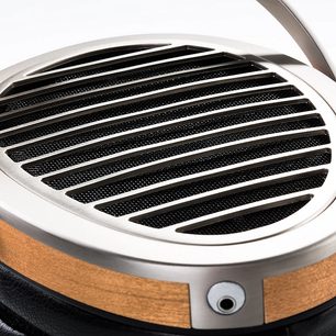 Cirkulær perforeret metaltrådsgitter til højttaleren på Hifiman HE1000 V2 hovedtelefoner, set tæt på forfra