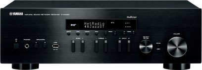 Yamaha R-N402D sort hi-fi stereforstærker, frontpanel med knapper, LCD-skærm, hovedtelefon- og USB-stik, 2 justeringsdrejeknopper