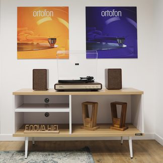 Mobile in legno chiaro con gambe bianche, giradischi con coperchio trasparente, 2 altoparlanti marroni, 2 supporti in legno, 2 poster colorati
