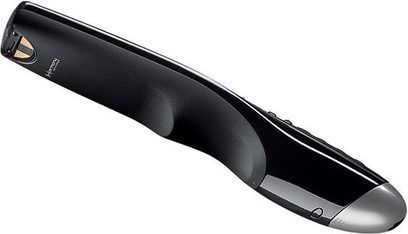 Logitech Harmony One Universalfernbedienung in Schwarz, Seitenansicht, Vorderseite, in horizontaler Position