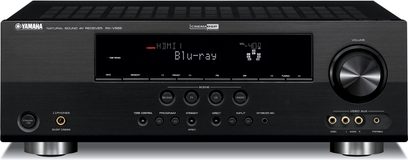 Yamaha RX-V565 sort hjemmebiografsforstærker, frontpanel med blå LCD-skærm der viser "HDMI 1 Blu-ray", knapper og volumenkontrol