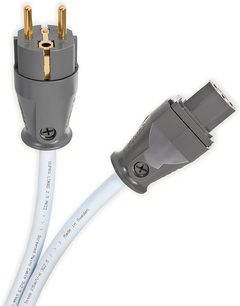 Napájecí kabel Supra Lorad 2.5 IEC Fr 4m bílý s hladkým PVC pláštěm, šedými antracitovými lisovanými vidlicemi s viditelnými šrouby a pozlacenými kolíky Schuko, zobrazený v šikmém pohledu ukazujícím oba konektory