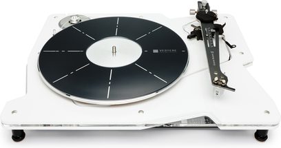 Hi-fi platenspeler Vertere Acoustics Pack DGX Dark Sabre wit, witte acryl basis met afgeschuinde randen, transparante draaitafel op zwart mat met witte radiale markeringen, zwarte toonarm rechts, licht van voren schuin gezien