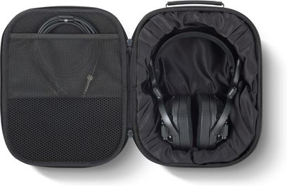 Åpne hifi-hodetelefoner Yamaha YH-4000 svart, metall og plast, åpent transportetui med kabel i nettlomme, sett ovenfra