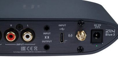 Безжичен предавател iFi Audio Zen Blue 3, заден изглед, RCA конектори червено и бяло, USB-C порт, коаксиален конектор, захранващо гнездо DC 5V