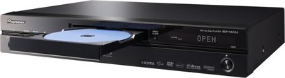 Pioneer BDP-V6000 sort Blu-ray-afspiller, set forfra, med åben skuffe indeholdende en Blu-ray-disk, "OPEN" vist på skærmen
