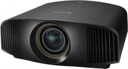 Sony VPL-VW520ES sort videoprojektor, set forfra, afrundet form, centreret linse, sidehulninger til ventilation
