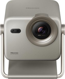 Videoprojektor Hisense M2 PRO v hliníkovém šedém kovovém provedení, obdélníkový tvar se zaoblenými hranami, s velkým kruhovým 4K objektivem posunutým doprava, malým senzorem vlevo a trubkovým držákem, pohled zepředu