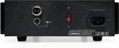 Ločeno napajanje za elektroniko HI-FI Volumio Lineo5, zadnji pogled, okrogli in pravokotni priključki, rdeče stikalo, bele oznake