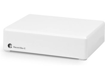 Phono-esivahvistin vinyylisoittimelle Pro-Ject Record Box E valkoinen, kompakti suorakaiteen muotoinen kotelo, pyöristetyt kulmat, logo ja teksti etupaneelissa