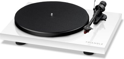 Hi-fi vinylspiller Triangle Lunar 3 hvit, sett fra trekvart vinkel, svart tallerken, svart tonearm, hvit sokkel