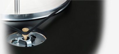 Gramofon ClearAudio Concept s ramenem a přenoskou, detailní boční pohled na rameno a chromovanou kovovou přenosku