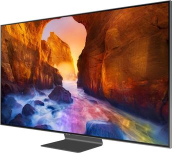 Televizor Samsung QE75Q90R zobrazující obraz žhnoucích skal a přírodní skalní brány při západu slunce
