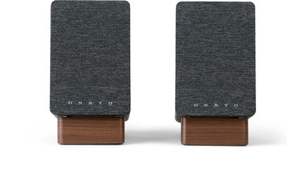 Onkyo GX-10DB siyah kablosuz bağlı hoparlörler, ön görünüm, gri dokulu kumaş ızgaralar, kahverengi ahşap dikdörtgen tabanlar