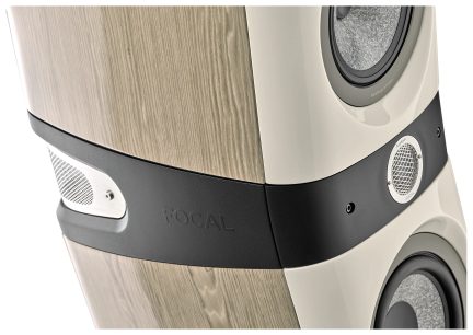 Nahaufnahme Lautsprecher helles Holz, schwarz, weiß, Focal-Logo, runde Lautsprecher, Metallgitter, glatte Oberfläche