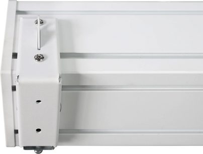 Lumene Coliseum Silent Extra Bright UST 240C-projektionslærred, nærbillede af det hvide kabinet og dets skruebeslag