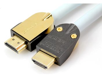 Zwei goldene HDMI-Anschlüsse an grauen Kabeln, einer mit goldenem Aufsatz mit der Gravur "SUPRA HDMI-HDMI", von oben gesehen