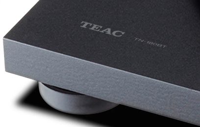TEAC TN-180BT sort pladespiller, nærbillede af det forreste højre hjørne ovenfra, mat sort tekstureret finish