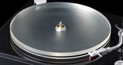 TEAC TN-5BB pladespiller, tæt ovenfra-billede af den aluminiumsdrejeskive med en sort vinylplade lagt på