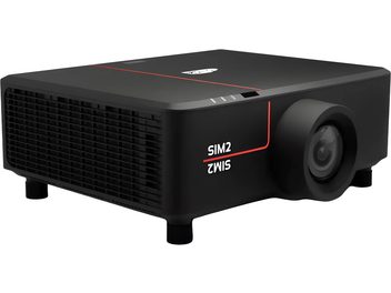 Schwarzer Videoprojektor SIM2 UltraNero 4 mit roten Zierlinien, dezentriertem Objektiv und seitlichem Lüftungsgitter, in Dreiviertelansicht