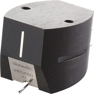 ClearAudio Virtuoso V2 phonoenhed, set i perspektiv, sort kabinet, inskription "clearaudio VIRTUOSO V2" nederst