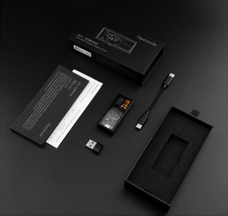 Hodetelefonforforsterker i høyoppløselig kvalitet M15i, sett ovenfra, gjennomsiktig kabinett, USB-C-kabel, USB-A-adapter, svart eske, trykte dokumenter