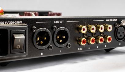 Nuprime AMG HPA hovedtelefon-forstærker, bagside, RCA- og XLR-stik, impedansomskifter, linje ind- og udgang