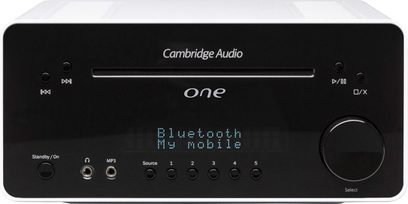 Sistema audio compatto Cambridge Audio One, pannello frontale nero con display blu, pulsanti e manopola argentati, lettore CD integrato
