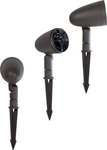 Tři venkovní reproduktory Sonance SGS 8.1 Pack, tmavě šedé z matného plastu, na zapichovacích kolících, zobrazené zezadu, zepředu a z profilu