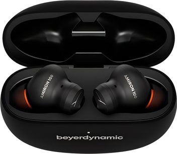 Слушалки Beyerdynamic Amiron 100 в черен мат пластмасов дизайн с оранжеви накрайници, подредени в отворения черен заряден кейс, преден изглед