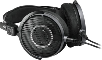 Sluchátka Audio Technica ATH-R70xa v černé a antracitově šedé barvě s otevřenou konstrukcí, lehkým plastovým obloukem, pohled z boku na pravý náušník s velkou kruhovou kovovou mřížkou, silnými sametovými polstrováním a odpojitelným připojeným kabelem
