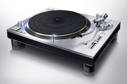 Hi-fi gramofon Technics SL-1200GEG-S stříbrný, pohled shora v úhlu 45°, talíř, raménko, přenoska