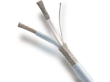 Supra Ply 3.4 Screened-Kabel in Blau mit transparenter Ummantelung, die zwei verdrillte graue und weiße Leiter sichtbar lässt, und an einem Ende mit einer geflochtenen Metallbananensteckverbindung