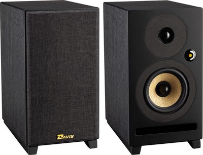 Davis Acoustics Krypton 3 must riiulikõlar, tehniline must, vaade eest ja kolmveerandilt, ristkülikukujuline korpus, lühike jalg, eemaldatav tekstiilvõre, must ümmargune kõrgsageduskõlar, kollane punutud bassikõlar, horisontaalne bass-refleks-ava