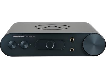 Preamplificator pentru căști Austrian Audio Full Score One din metal negru mat, vedere frontală ușor de sus, echipat cu două butoane rotunde în stânga, un cursor central dreptunghiular, două mufe jack aurite de 6,35 mm aliniate vertical și un potențiometru mare zimțat în dreapta