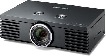 Panasonic PT-AE3000 sort videoprojektor, set forfra og ovenfra, to runde linser foran, ventilationsgitre