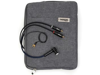 Draufsicht auf ein Thorens PhonoConnect PHS 150 Phonokabel DIN-RCA 1,5 m mit schwarz-blauem Nylon-Geflechtmantel, abgewinkeltem schwarzem DIN-Stecker, zwei schwarzen Metall-RCA-Steckern mit roten und weißen Ringen, sowie dünnem Massekabel mit vergoldeter Gabelschuh-Ende