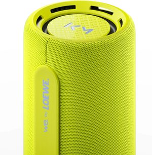 Přenosný Bluetooth reproduktor Loewe We. HEAR pro ve fluorescenční žluté, válcový formát s bočním popruhem, detailní pohled