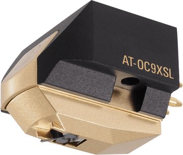 Černá a zlatá gramofonová přenoska Audio Technica AT-OC9XSL, pohled zepředu ze tříčtvrtečního úhlu, umístěná na černém podstavci