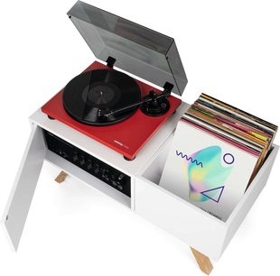 Glorious skivspelarmöbel i vitt med röd och svart skivspelare, färgglada vinylskivor, toppvy i vinkel
