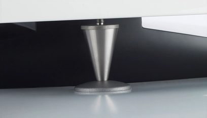 Vloerstaande luidspreker Triangle Signature Delta in gelakte witte kleur, close-up van de voorkant van de gepolijste aluminium conische voet