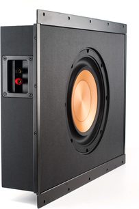 Klipsch PRO-1000SW zemo frekvenču skaļrunis, skats no priekšpuses, melna, taisnstūrveida kaste ar apaļu, zelta krāsas skaļruni centrā un sarkaniem savienojuma spaiļiem