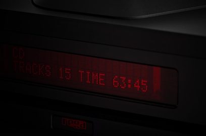 Rote LED-Anzeige mit der Aufschrift "15 TIME 63:45" auf der schwarzen Frontseite eines Rega Isis CDP CD-Players, Nahaufnahme